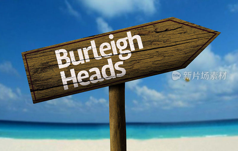 海滩上的Burleigh Heads木制标志